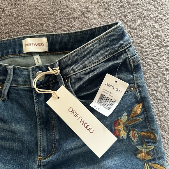 NWT: Driftwood Kelly Embroidered Jeans - Picture 4 of 8